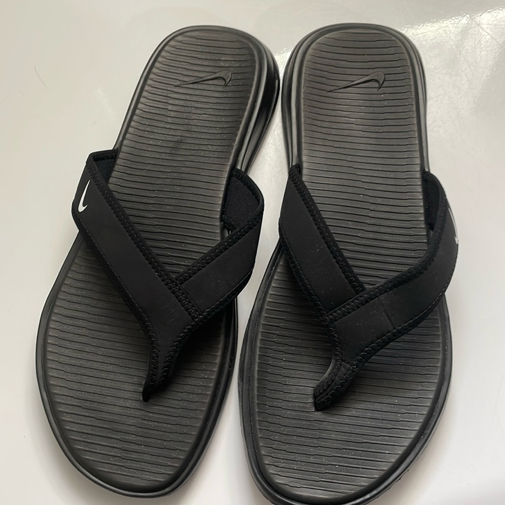Mens Nike flip flops, worn once.